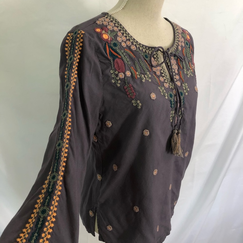 Solitaire Gray Floral Tie Front Tassels Tunic Top - Picture 1 of 6
